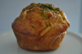 Muffins pignons de pin, féta et herbes fraîches au coeur de pesto ...