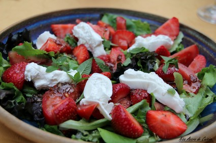 Recette de salade de fraises, menthe et burrata