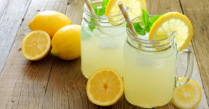 Recette de eau zéro cellulite au citron et céleri