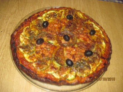 Recette de pizza aux courgettes, tomates noires et parmesan