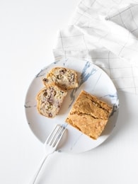 Cake aux haricots tarbais, fourme d'ambert, cumin et noix
