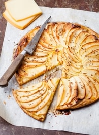 Recette de tarte fine aux pommes et à la raclette