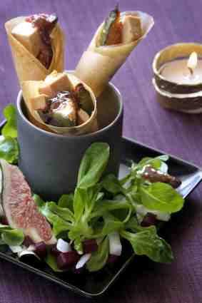 Cornets au foie gras et confiture de figues, salade de mâche aux