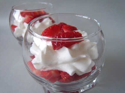 Recette espumas de yaourt au citron et dés de fraises