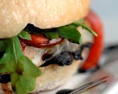Burger veggie aux champignons noirs, roquette et tomates confites