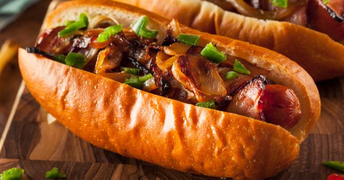 Recette de hot dog à l'oignon et au bacon allégé