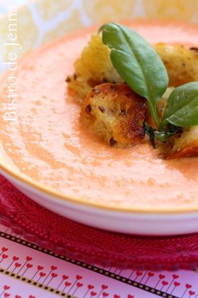 Recette de soupe froide de tomates et croûtons au basilic