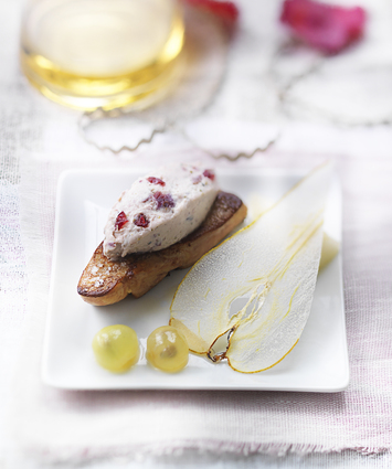 Recette de foie gras rôti, poire et raisins, tartare cranberry et poivre