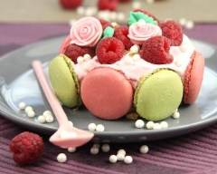 Gâteau pistache et framboises, roses en sucre et perles croustillantes