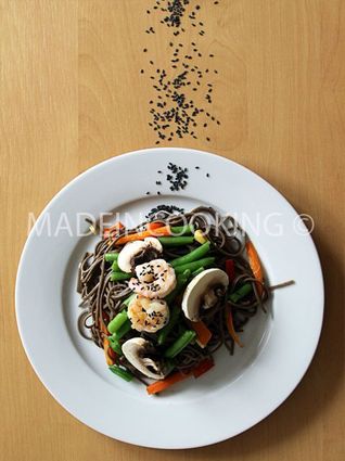 Recette de salade de nouilles soba aux crevettes-légumes