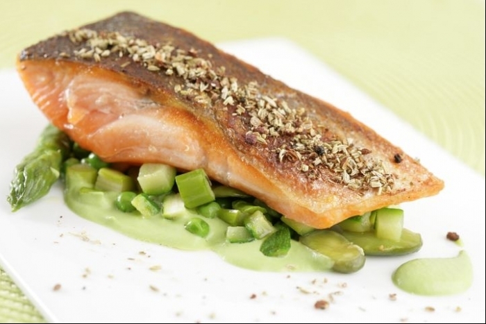 Recette de saumon rôti aux épices, jus et légumes verts facile et ...