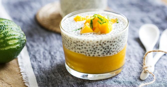 Recette de chia pudding léger au lait de coco, citron et mangue