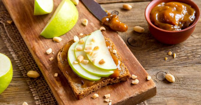 Recette de toasts santé express aux pommes et beurre de cacahuète