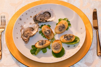 Tartare d'huîtres à la crème d'artichaut aux truffes en nids