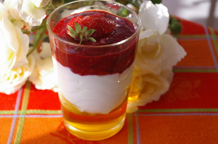 Recette de verrine de crème de yaourt miellé aux fraises