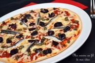 Pizza wrap aux anchois, olives et câpres