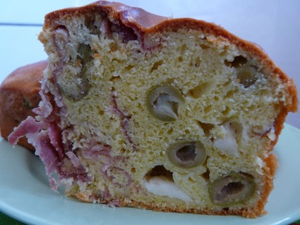 Recette de cake au jambon de bayonne, olives et brebis