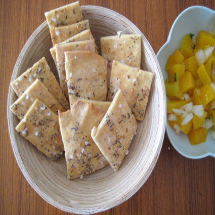 Recette de crackers au quinoa et salsa pêche