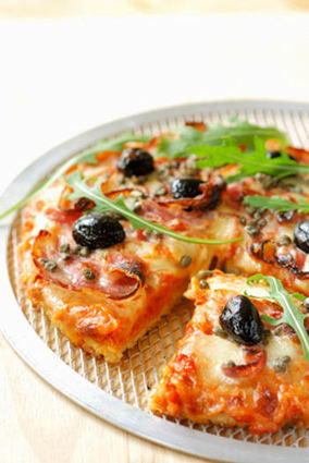 Recette de pizza au jambon, olives noires et mozzarella