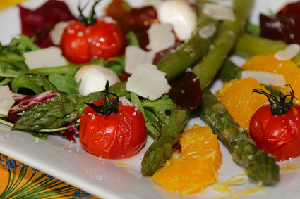 Recette de salade trévise aux asperges vertes et tomates confites ...