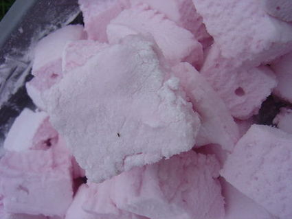 Recette de marshmallows tout roses à la fraise sans glucose