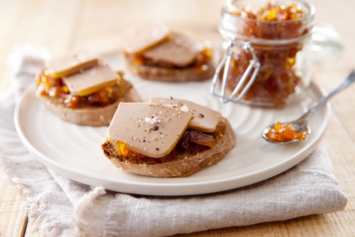 Recette de toast de foie gras aux 5 céréales et confit d'oignons rapide
