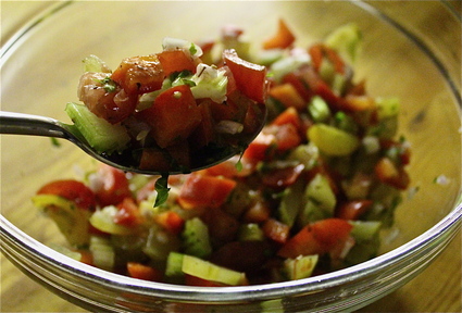 Recette de salade de tomates, poivron et cornichons