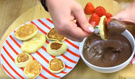 Recette de brochettes de mini crêpes et fruits au chocolat