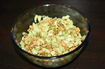 Recette de salade petits pois-concombres à la cacahouète