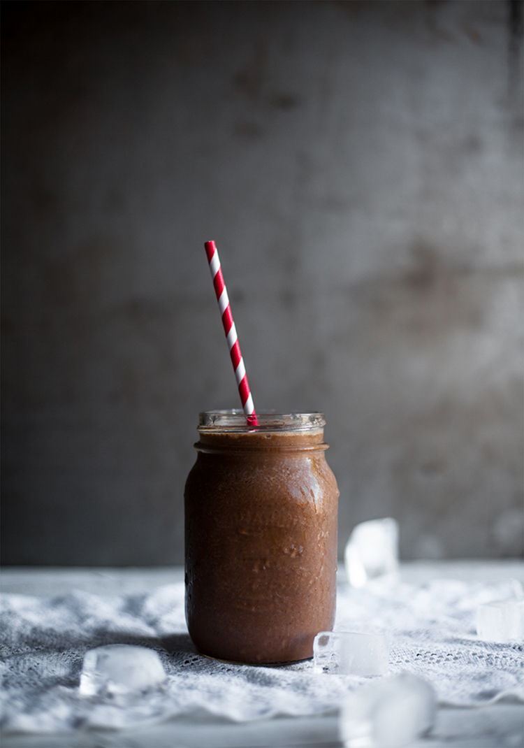 Smoothie aux bananes, beurre d'arachides & chocolat