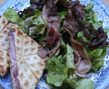 Recette de salade chaude et son croque jambon-chèvre