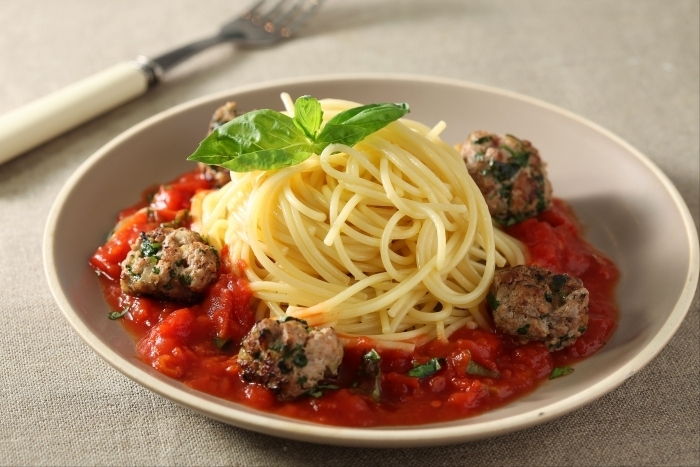 Recette de spaghetti et boulettes de veau, sauce tomate et basilic ...