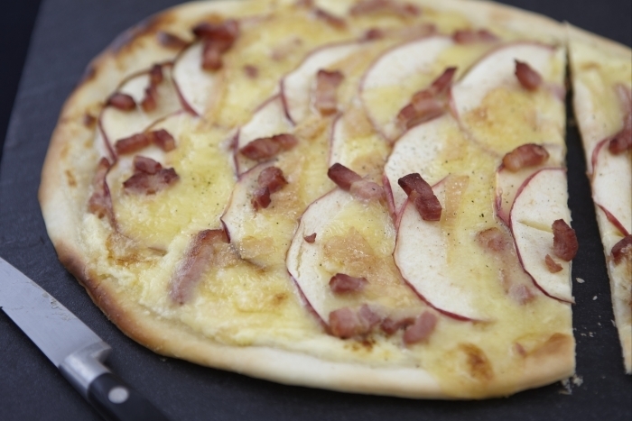 Recette de pizza munster, pomme et lardons facile et rapide