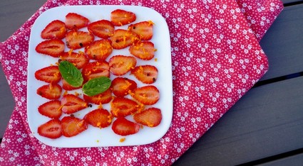 Recette de carpaccio de fraises au vinaigre de cidre, curcuma