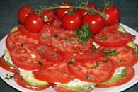 Recette de salade de tomates, avocats, roquefort et fromage frais ...
