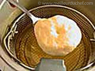 Frire des aliments enrobés de pâte à beignets  recette de cuisine ...