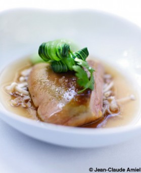 Consommé de crevettes au foie gras poêlé, chou pak-choï et thé qi lan