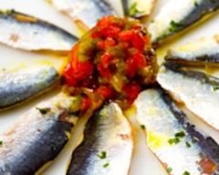 Eventail de sardines confites au gros sel de bayonne et aux piments ...