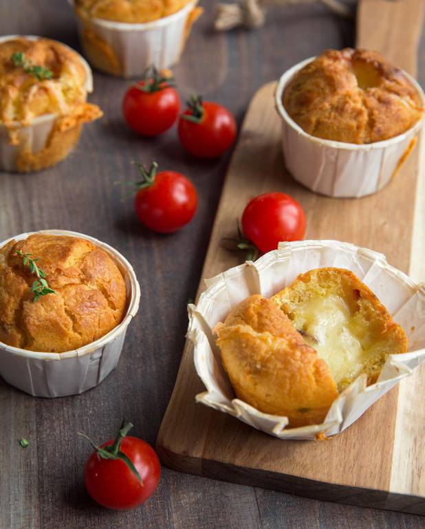 Muffins aux tomates séchées et raclette pour 4 personnes