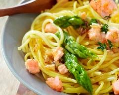 Recette spaghettis printaniers aux asperges vertes et saumon