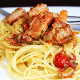 Spaghetti aux crevettes sautées, pesto de chardonnay et chorizo ...