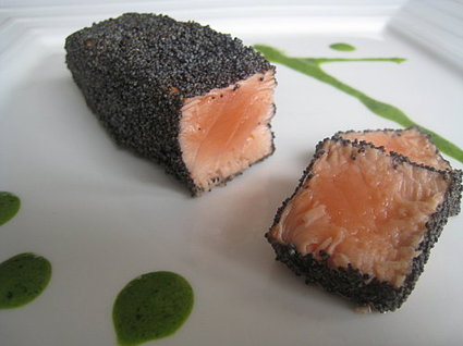 Recette de saumon en habit noir et sa sauce verte