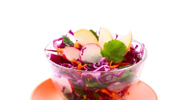 Recette de salade légère aux pommes, carottes et chou