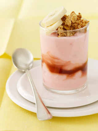 Verrine de yaourt aux fraises, banane fraîche et avoine croustillant