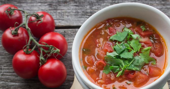 Recette de soupe tomatée à l'aubergine et à l'ail