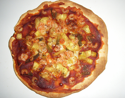Pizza exotique aux crevettes, ananas et poivron vert
