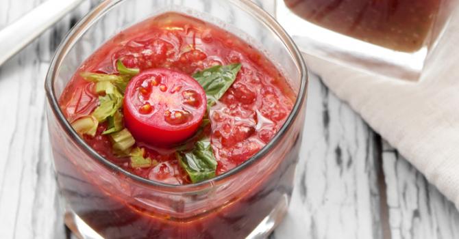 Recette de gaspacho de légumes estivaux à la sauce tomate