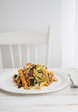 Salade de carottes multicolores à la lime, aux croustilles de kale et ...