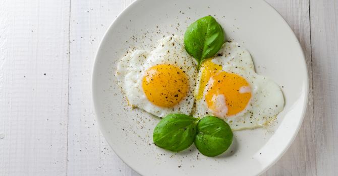 Recette de œuf au plat en forme de cœur au basilic