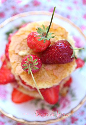 Recette de layer cake aux fraises  biscuit suédois à la vanille